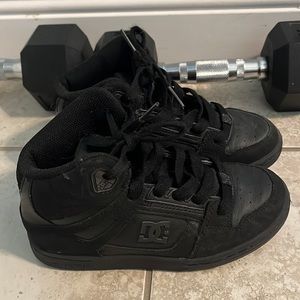 DC high top black shoes